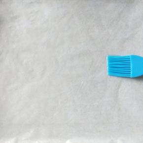 烤盘刷油。