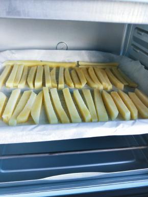 薯条依次放入烤盘。然后放入海氏B33提前220度预热好的烤箱。