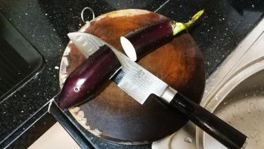 茄子洗净平均对半切开