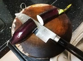 茄子洗净平均对半切开