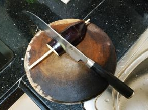 刀从头切，边切边用手转圈切到底