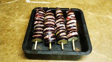 塞入喜欢的肉类（肥牛、肉沫馅、猪肉条、牛肉馅等）