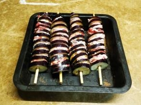 塞入喜欢的肉类（肥牛、肉沫馅、猪肉条、牛肉馅等）