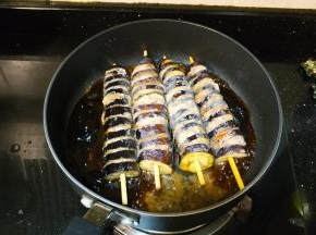 混合好的调味料倒入锅里煮3分钟，待汁变浓稠关火