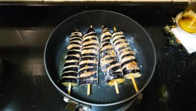 冷锅热油，放入茄子串煎至四面变软