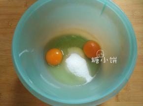 鸡蛋加细砂糖和盐