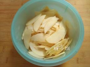 苹果片加面糊拌匀