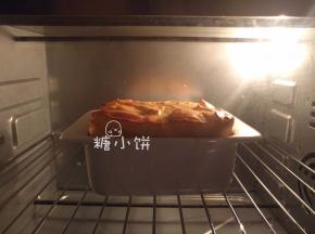 送入预热好175℃的烤箱中层。
入炉后转170℃，共烤45分钟（表面上色之后加盖锡纸）