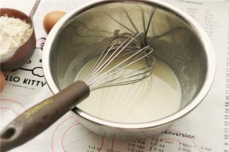 先把玉米油和牛奶混合，用手动打蛋器搅打一会至充分乳化状态。