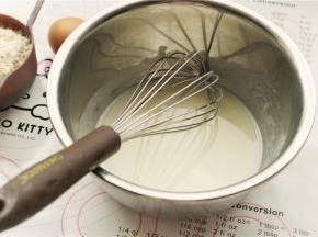 先把玉米油和牛奶混合，用手动打蛋器搅打一会至充分乳化状态。