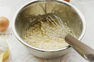 筛入提前称量好的小米蛋糕粉，继续用手抽之字形搅拌面糊，千万不要打圈。
