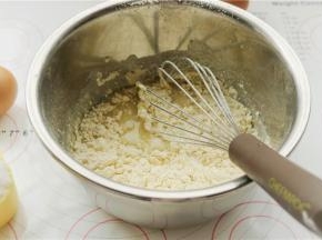筛入提前称量好的小米蛋糕粉，继续用手抽之字形搅拌面糊，千万不要打圈。