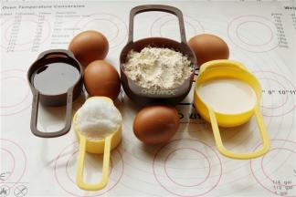 先准确称量好材料。我喜欢做好充足的准备，这样待会操作的时候才不会手忙脚乱。