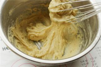 最后是比较粘稠的状态，不够顺滑，但没关系，只要拌到没干粉的状态就可以，待会加入蛋黄就可以了。