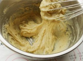 最后是比较粘稠的状态，不够顺滑，但没关系，只要拌到没干粉的状态就可以，待会加入蛋黄就可以了。