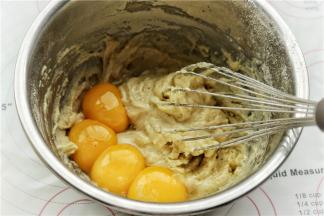 蛋黄和蛋白分离，蛋白放入另一个无油无水的容器里，蛋黄加入到刚才搅拌好的面糊里面。