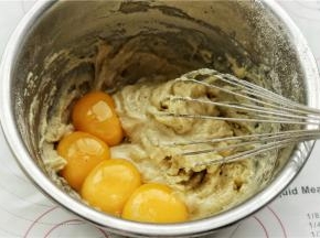 蛋黄和蛋白分离，蛋白放入另一个无油无水的容器里，蛋黄加入到刚才搅拌好的面糊里面。