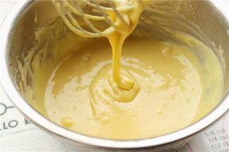 用手抽拌匀之字形搅拌面糊，这次很容易就搅匀了，细腻顺滑有光泽，提起打蛋器的头很容易呈现线状滴落。拌匀的蛋黄糊待用。