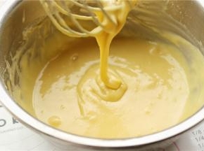 用手抽拌匀之字形搅拌面糊，这次很容易就搅匀了，细腻顺滑有光泽，提起打蛋器的头很容易呈现线状滴落。拌匀的蛋黄糊待用。