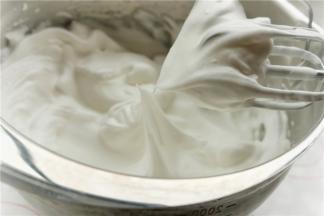 再继续用电动打蛋器告诉打发到中性偏干状态，细腻有光泽，提起打蛋头会出现坚挺的短促的小尾巴。