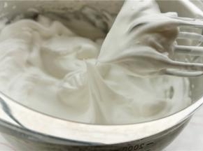 再继续用电动打蛋器告诉打发到中性偏干状态，细腻有光泽，提起打蛋头会出现坚挺的短促的小尾巴。