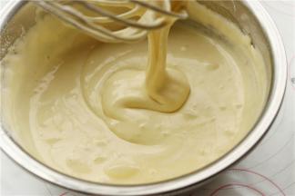 挖三分之一的蛋白霜到刚擦搅拌好的蛋黄糊里，用手抽拌匀，很细腻的状态。