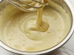 挖三分之一的蛋白霜到刚擦搅拌好的蛋黄糊里，用手抽拌匀，很细腻的状态。