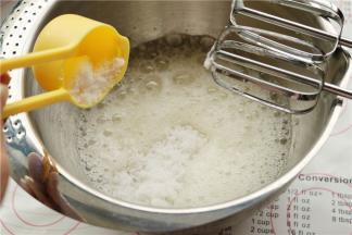 蛋白加入几滴柠檬汁和一点盐，用电动打蛋器搅打到出现鱼眼泡时候加入所有的白糖。