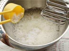 蛋白加入几滴柠檬汁和一点盐，用电动打蛋器搅打到出现鱼眼泡时候加入所有的白糖。