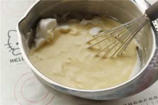 再把拌匀的蛋黄糊，倒回到剩余的三分之二蛋白霜里面。