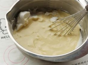 再把拌匀的蛋黄糊，倒回到剩余的三分之二蛋白霜里面。