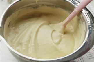 再次用手抽兜底拌匀，最后用刮刀整理一下，细腻的蛋糕糊就做好了。