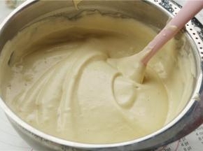 再次用手抽兜底拌匀，最后用刮刀整理一下，细腻的蛋糕糊就做好了。