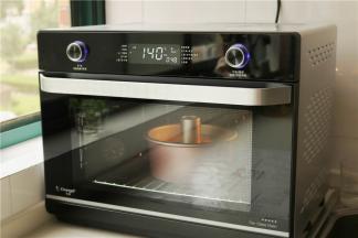 长帝空气烤箱提前预热，上下管烤模式，上管140度，下管150度，放最下层烤50分钟。蛋糕会长高，最后再收平，就熟了。