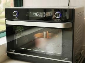 长帝空气烤箱提前预热，上下管烤模式，上管140度，下管150度，放最下层烤50分钟。蛋糕会长高，最后再收平，就熟了。