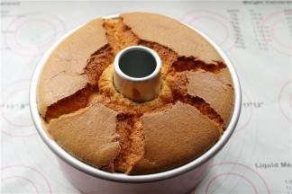 烤好的蛋糕马上出炉倒扣，等凉透之后脱模即可。我最喜欢这样的炸裂之美，太漂亮了。