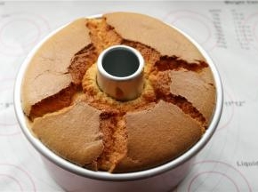 烤好的蛋糕马上出炉倒扣，等凉透之后脱模即可。我最喜欢这样的炸裂之美，太漂亮了。