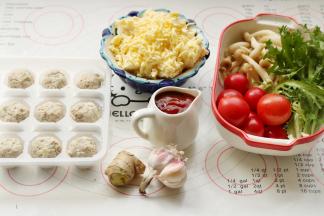 先准备好食材，把蔬菜先清洗干净。买了纯肉做的儿童肉丸，放心一点，也可以自己做肉丸。