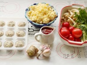 先准备好食材，把蔬菜先清洗干净。买了纯肉做的儿童肉丸，放心一点，也可以自己做肉丸。