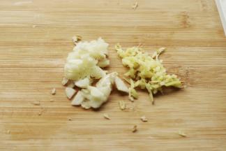 蒜切成碎末，姜也切成碎末。