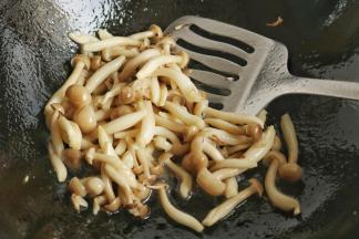 炒锅加入少许调和油爆香姜末和蒜末，再下入海鲜菇翻炒。