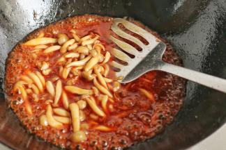 下入番茄酱和是凉水煮开。