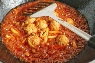 再加入肉丸继续煮5分钟，至肉丸熟，加盐和胡椒粉调味，最后收汁到浓稠。