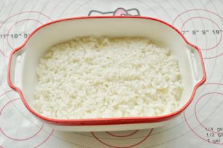 剩米饭铺平在烤盘里，略微整理平一点。