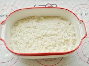 剩米饭铺平在烤盘里，略微整理平一点。