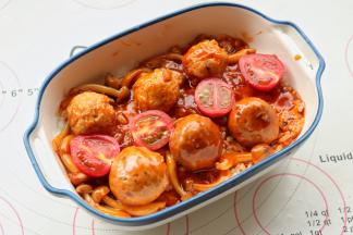 先铺一些芝士，再把炒好的肉丸蘑菇浇上去，再摆几个切好的圣女果。