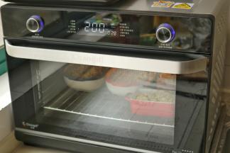 烤箱选择空气烤功能，200度，直接把烤盘放入烤箱，焗烤20分钟