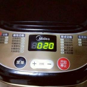 启动面包机自动和面20分钟。