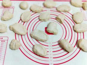 再分割成小面团，每个约50g，揉圆。盖上湿布醒10分钟。