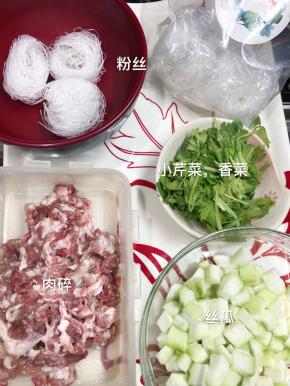 将材料洗净，切好备用